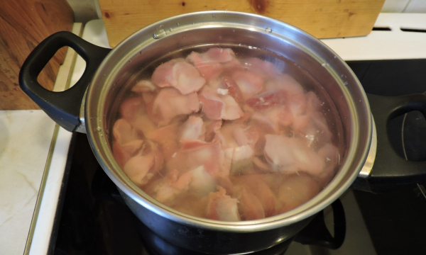 Посыпали куриные желудочки содой: закуска без затрат