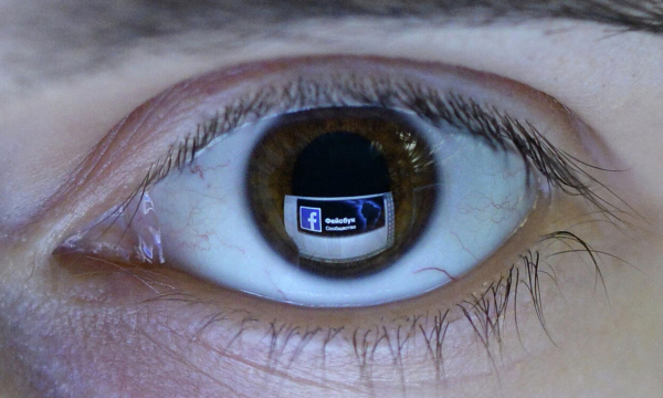 Врач предупредила об опасных последствиях сна в линзах