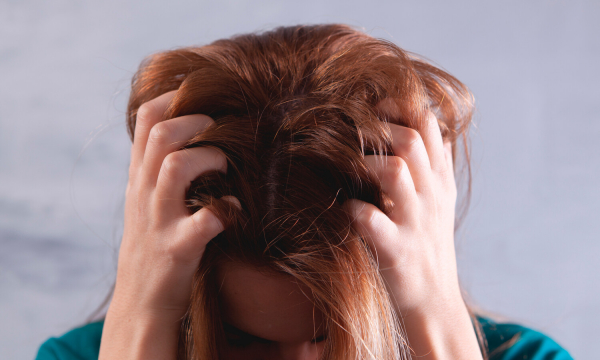 Врач назвала причины появления прыщей на голове